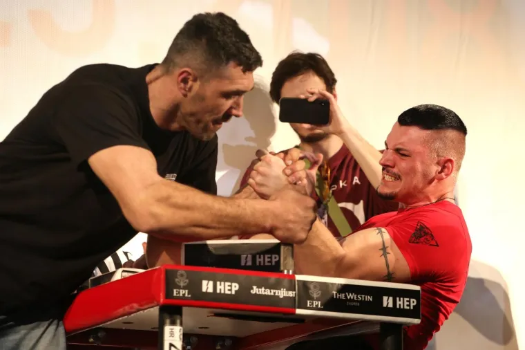 Pogledajte tko ima najjaču desnicu u Hrvatskoj: u Sinju održano državno prvenstvu u obaranju ruke