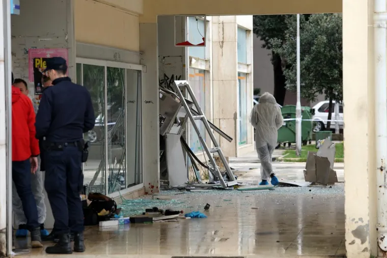 Nepoznati počinitelji raznijeli bankomat u zgradi robnog centra Vežica