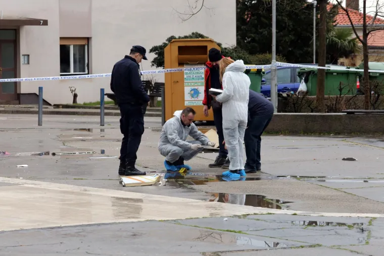 Nepoznati počinitelji raznijeli bankomat u zgradi robnog centra Vežica