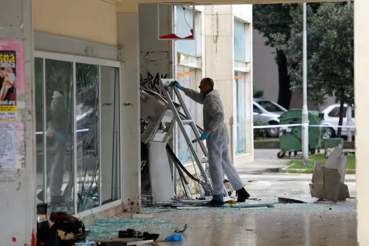 Nepoznati počinitelji raznijeli bankomat u zgradi robnog centra Vežica