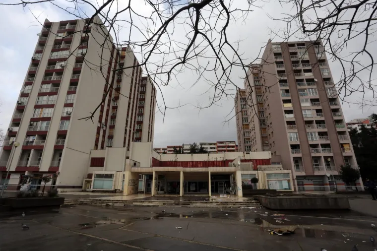 Nepoznati počinitelji raznijeli bankomat u zgradi robnog centra Vežica