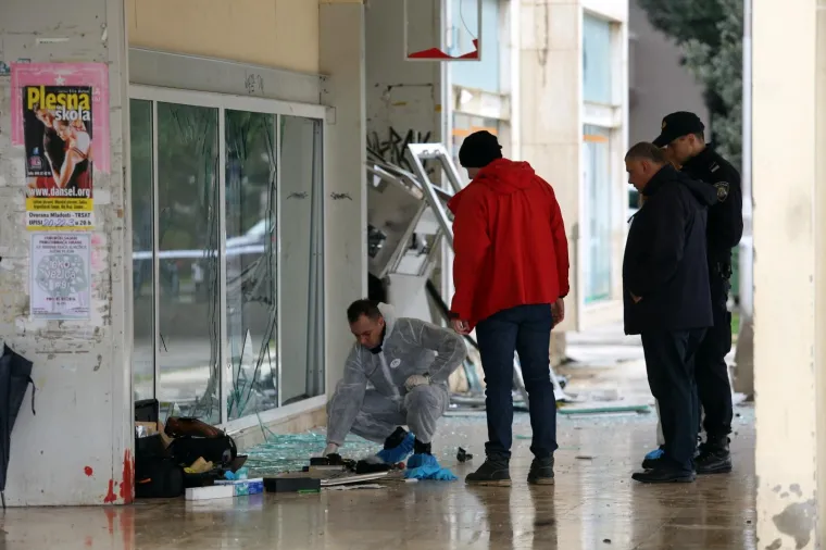 Nepoznati počinitelji raznijeli bankomat u zgradi robnog centra Vežica