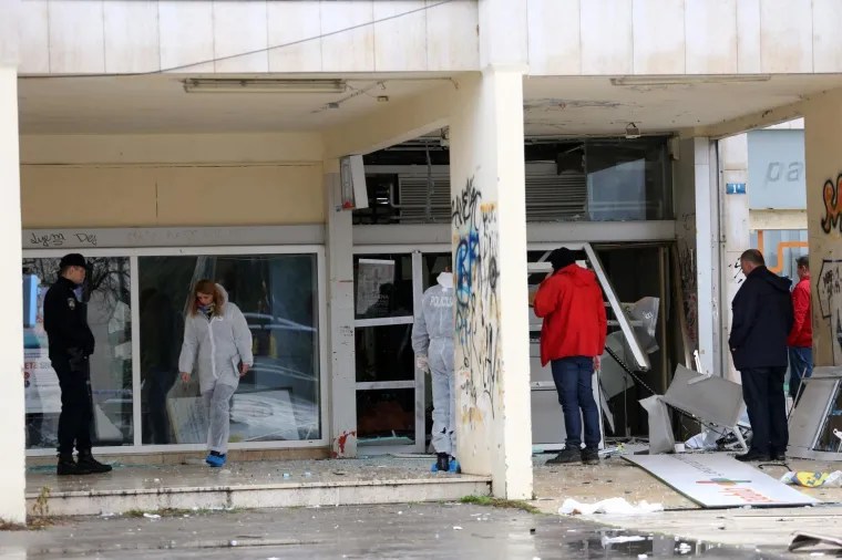 Nepoznati počinitelji raznijeli bankomat u zgradi robnog centra Vežica