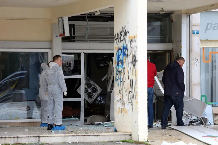Nepoznati počinitelji raznijeli bankomat u zgradi robnog centra Vežica