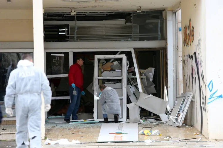 Nepoznati počinitelji raznijeli bankomat u zgradi robnog centra Vežica