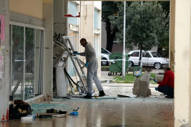 Nepoznati počinitelji raznijeli bankomat u zgradi robnog centra Vežica