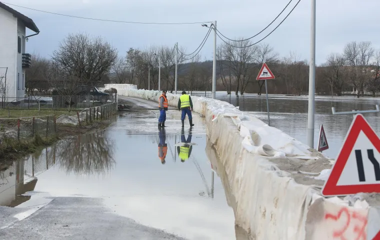 Vodostaji Kupe i Korane i dalje rastu, vojska intenzivno slaže zečji nasip