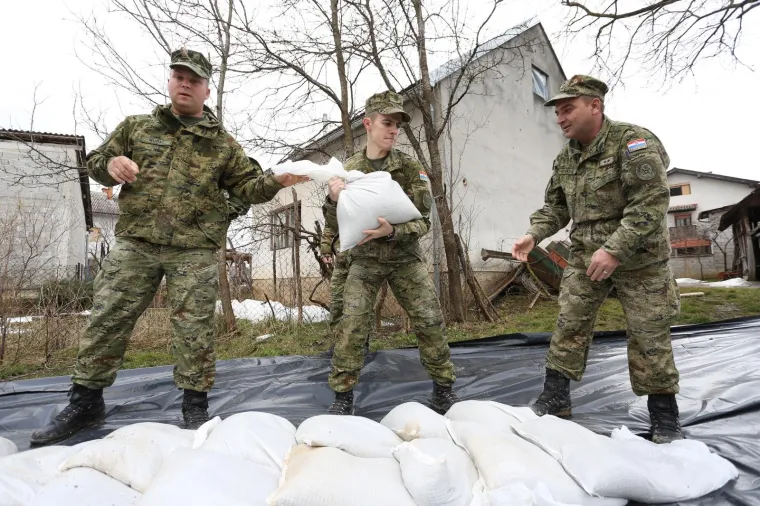Vodostaji Kupe i Korane i dalje rastu, vojska intenzivno slaže zečji nasip