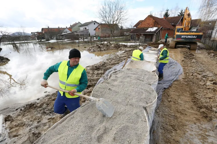 Vodostaji Kupe i Korane i dalje rastu, vojska intenzivno slaže zečji nasip