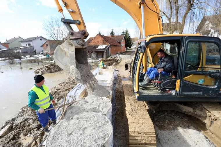 Vodostaji Kupe i Korane i dalje rastu, vojska intenzivno slaže zečji nasip