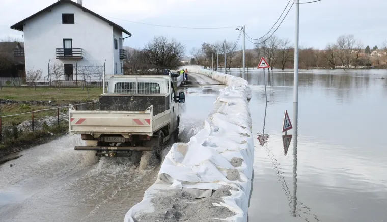 Vodostaji Kupe i Korane i dalje rastu, vojska intenzivno slaže zečji nasip