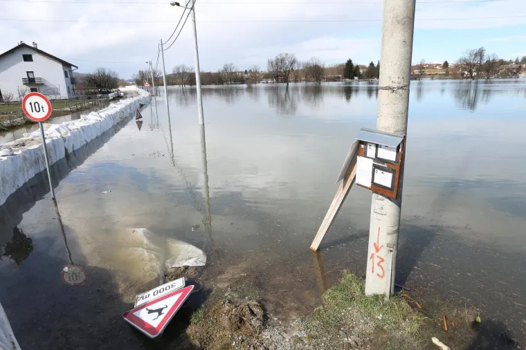 Vodostaji Kupe i Korane i dalje rastu, vojska intenzivno slaže zečji nasip