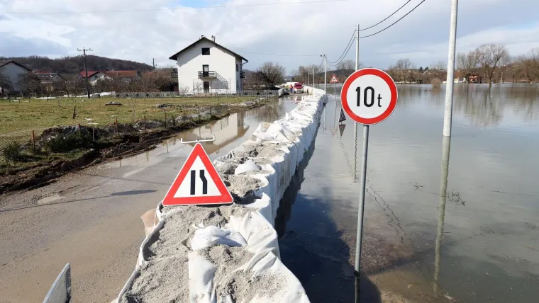 Vodostaji Kupe i Korane i dalje rastu, vojska intenzivno slaže zečji nasip