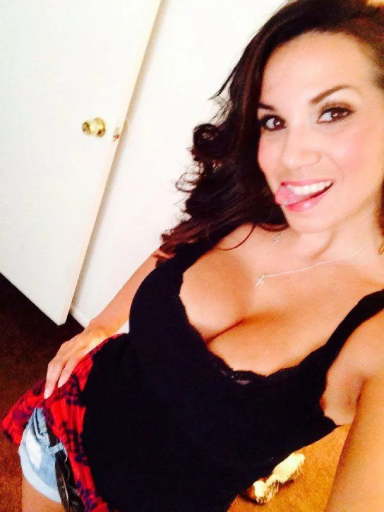 NEPRISTOJNE DO BOLA: Ne samo da se skidaju, nego jo&scaron; i provociraju jezikom