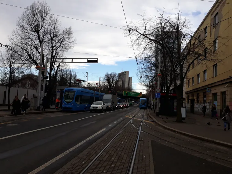 OČEKUJTE PROBLEME NA PUTU DO POSLA: U lančanom sudaru na Savskoj sudjelovao i tramvaj, ZET preusmjerava promet