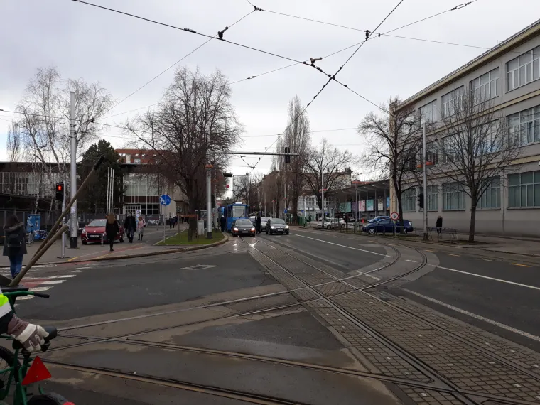 OČEKUJTE PROBLEME NA PUTU DO POSLA: U lančanom sudaru na Savskoj sudjelovao i tramvaj, ZET preusmjerava promet