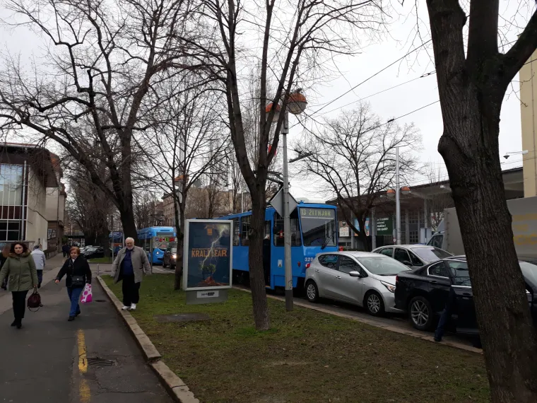Na raskrižju Savske ceste i Tratinske ulice došlo je do lančanog sudara u kojem su sudjelovala dva automobila i tramvaj linije 13. Zbog prometne nesreće došlo je do zastoja u prometu.
