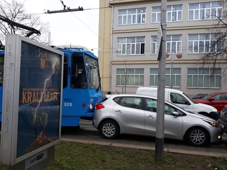OČEKUJTE PROBLEME NA PUTU DO POSLA: U lančanom sudaru na Savskoj sudjelovao i tramvaj, ZET preusmjerava promet