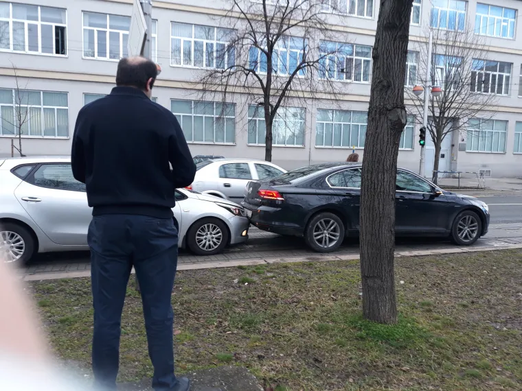 OČEKUJTE PROBLEME NA PUTU DO POSLA: U lančanom sudaru na Savskoj sudjelovao i tramvaj, ZET preusmjerava promet