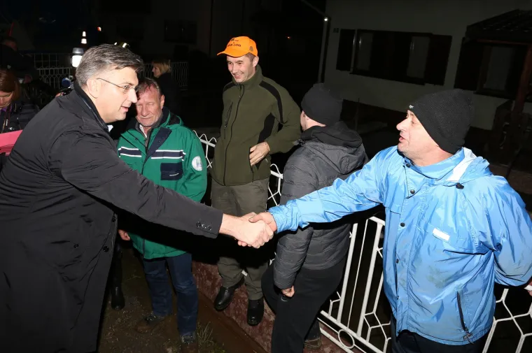 Premijer s ministrima obi&scaron;ao poplavljeno karlovačko Logori&scaron;te