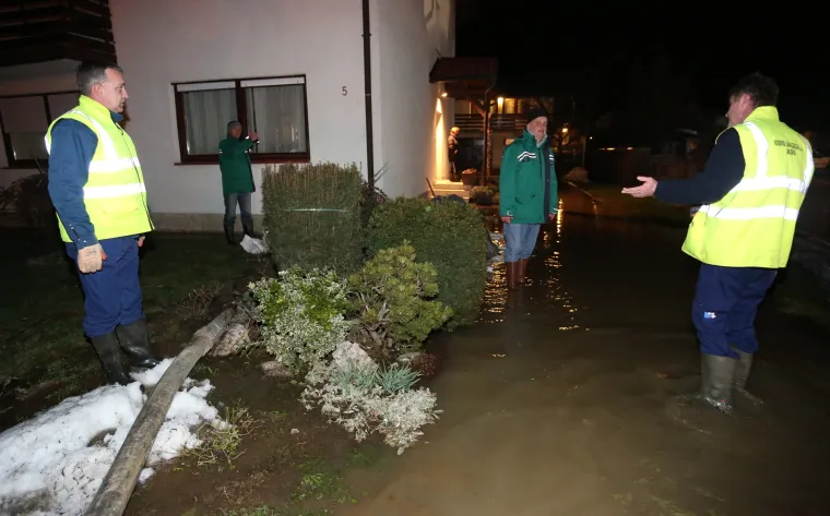Premijer s ministrima obi&scaron;ao poplavljeno karlovačko Logori&scaron;te