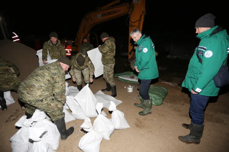 Premijer s ministrima obi&scaron;ao poplavljeno karlovačko Logori&scaron;te