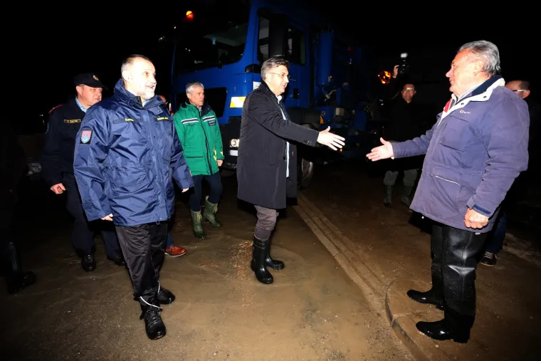 Premijer s ministrima obi&scaron;ao poplavljeno karlovačko Logori&scaron;te