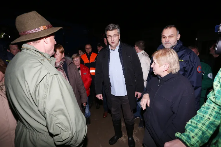 Premijer s ministrima obi&scaron;ao poplavljeno karlovačko Logori&scaron;te