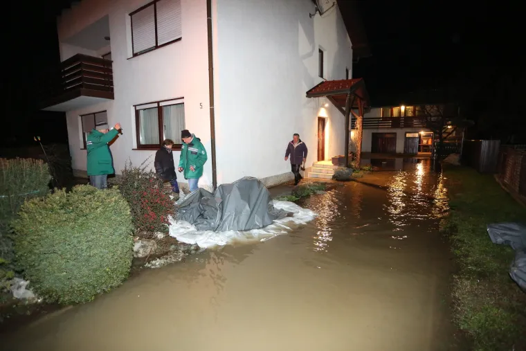 Premijer s ministrima obi&scaron;ao poplavljeno karlovačko Logori&scaron;te