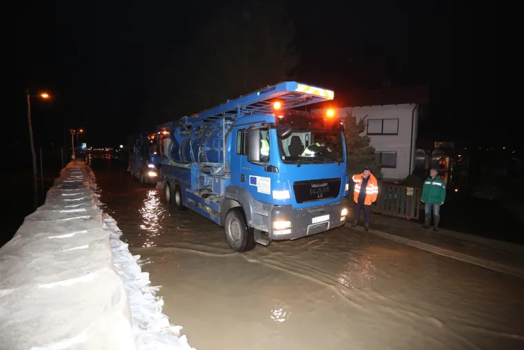 Premijer s ministrima obi&scaron;ao poplavljeno karlovačko Logori&scaron;te