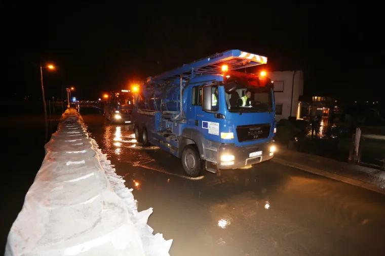 Premijer s ministrima obi&scaron;ao poplavljeno karlovačko Logori&scaron;te