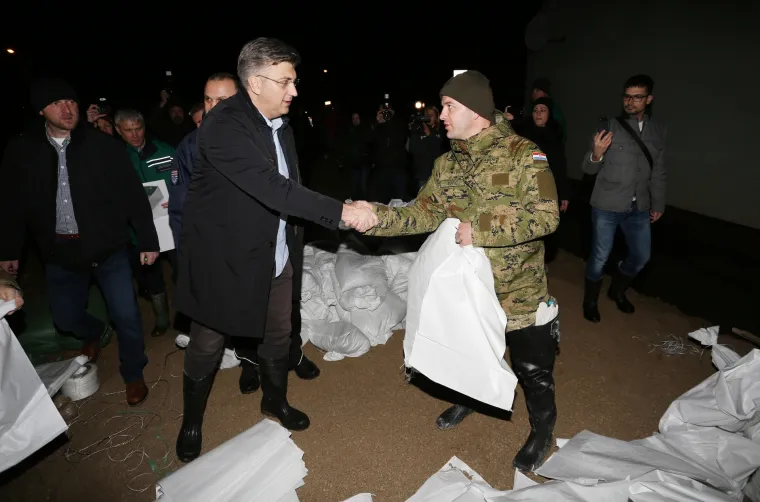 Premijer s ministrima obi&scaron;ao poplavljeno karlovačko Logori&scaron;te