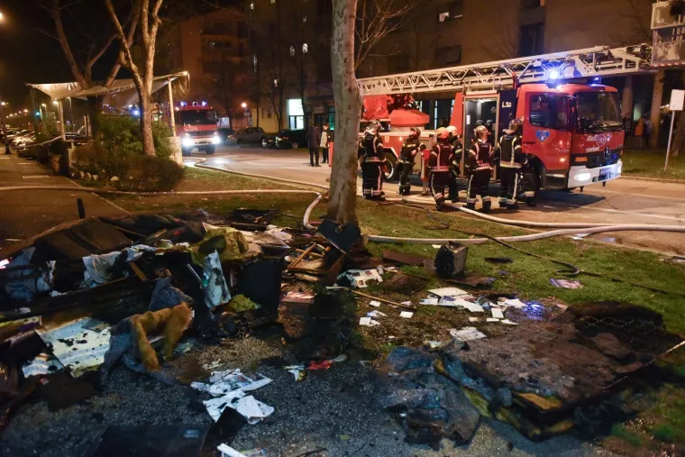 Vatrogasci s vi&scaron;e vatrogasnih vozila ugasili požar u stanu na drugom katu u &Scaron;panskom