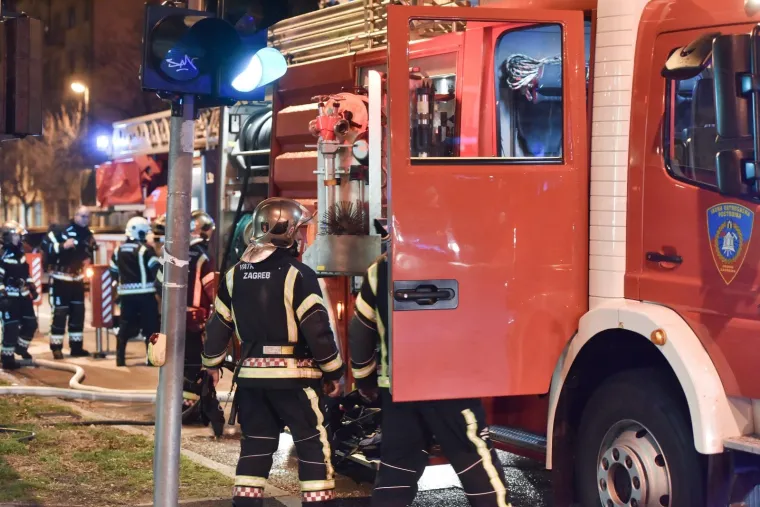Vatrogasci s vi&scaron;e vatrogasnih vozila ugasili požar u stanu na drugom katu u &Scaron;panskom