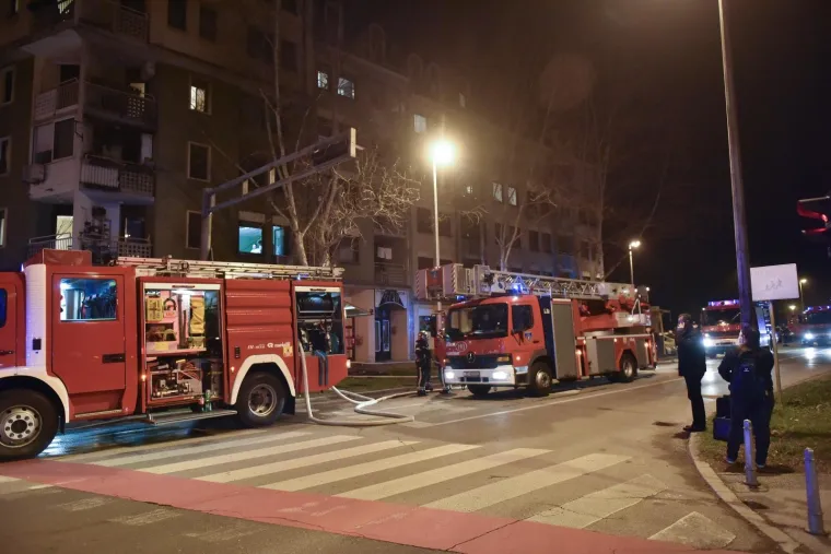 Vatrogasci s vi&scaron;e vatrogasnih vozila ugasili požar u stanu na drugom katu u &Scaron;panskom