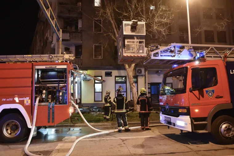 Vatrogasci s vi&scaron;e vatrogasnih vozila ugasili požar u stanu na drugom katu u &Scaron;panskom