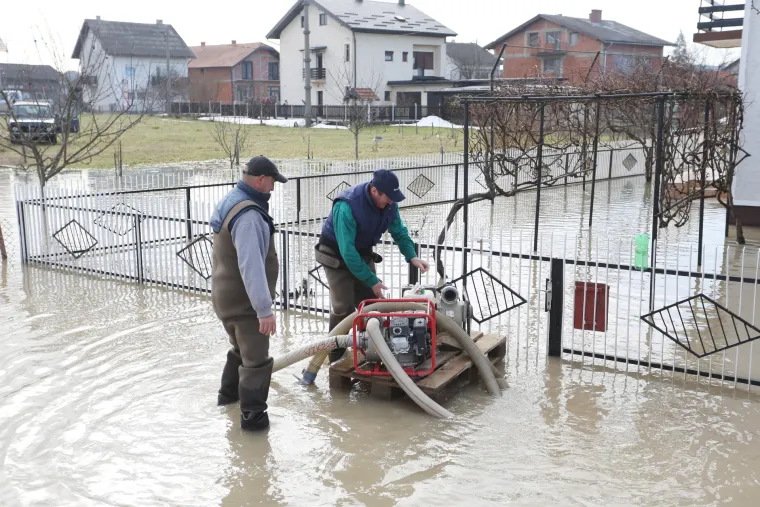 Nadljudski napori u Karlovcu: zbog vodostaja Korane od 782 cm progla&scaron;eno izvanredno stanje