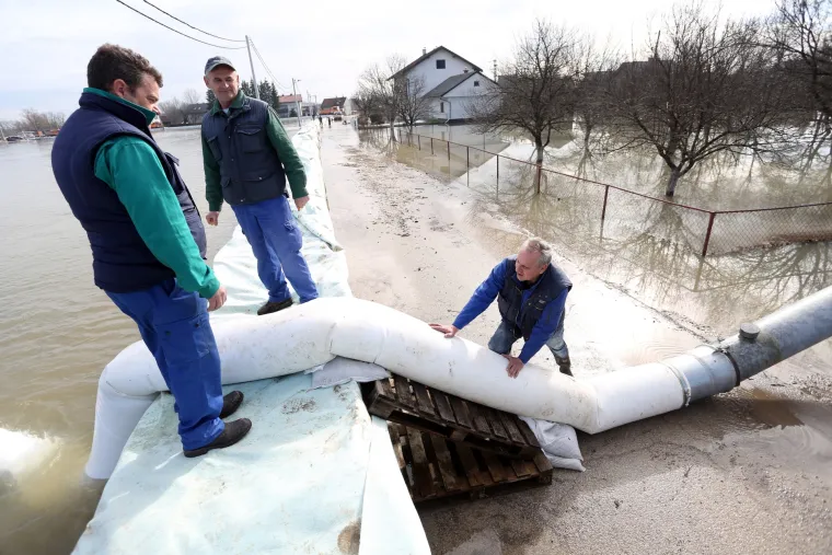 Nadljudski napori u Karlovcu: zbog vodostaja Korane od 782 cm progla&scaron;eno izvanredno stanje