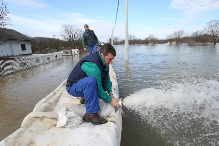 Nadljudski napori u Karlovcu: zbog vodostaja Korane od 782 cm progla&scaron;eno izvanredno stanje