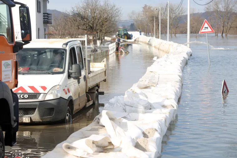 Nadljudski napori u Karlovcu: zbog vodostaja Korane od 782 cm progla&scaron;eno izvanredno stanje