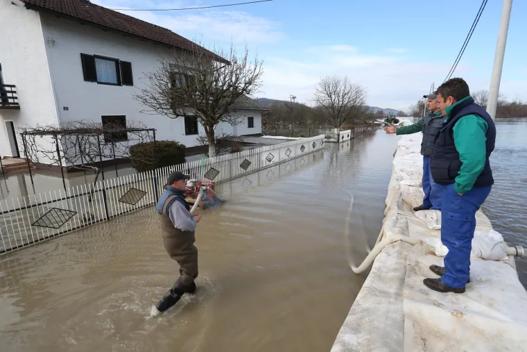 Nadljudski napori u Karlovcu: zbog vodostaja Korane od 782 cm progla&scaron;eno izvanredno stanje