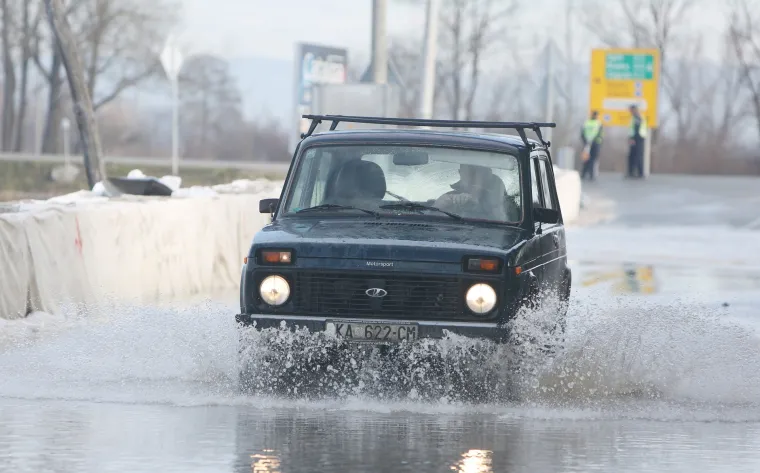 Nadljudski napori u Karlovcu: zbog vodostaja Korane od 782 cm progla&scaron;eno izvanredno stanje