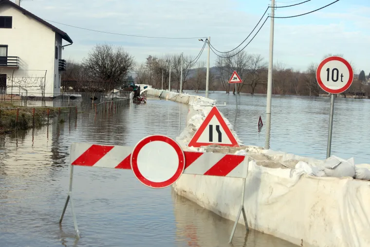 Nadljudski napori u Karlovcu: zbog vodostaja Korane od 782 cm progla&scaron;eno izvanredno stanje