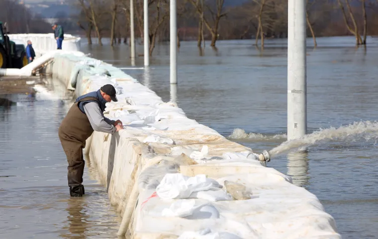 Nadljudski napori u Karlovcu: zbog vodostaja Korane od 782 cm progla&scaron;eno izvanredno stanje