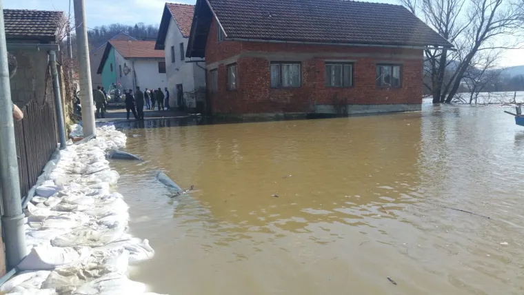 RTL-ovi reporteri na mjestu događaja: u Kostajnici kritično, Letovanić očekuje vrhunac vala iz Karlovca tijekom dana