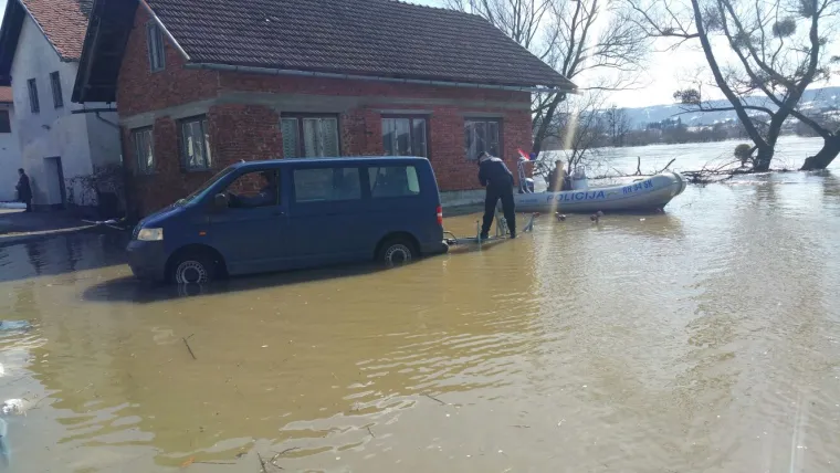 RTL-ovi reporteri na mjestu događaja: u Kostajnici kritično, Letovanić očekuje vrhunac vala iz Karlovca tijekom dana