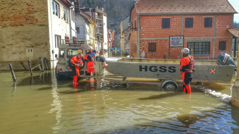 RTL-ovi reporteri na mjestu događaja: u Kostajnici kritično, Letovanić očekuje vrhunac vala iz Karlovca tijekom dana