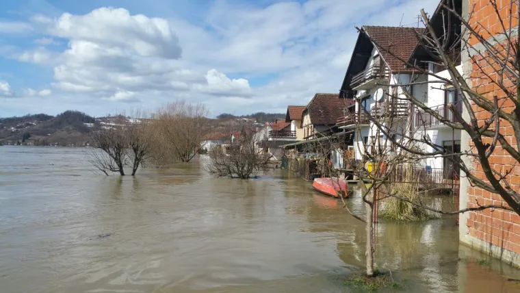 RTL-ovi reporteri na mjestu događaja: u Kostajnici kritično, Letovanić očekuje vrhunac vala iz Karlovca tijekom dana