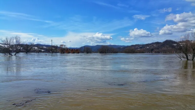 RTL-ovi reporteri na mjestu događaja: u Kostajnici kritično, Letovanić očekuje vrhunac vala iz Karlovca tijekom dana