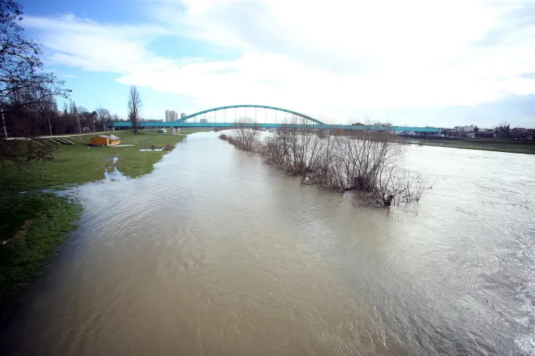 Zbog topljenja snijega rijeka Sava se počela izlijevati iz korita. Prema podacima Hrvatskih voda, vodostaj Save u zagrebačkom dijelu njezina toka iznosi 241 centimetar, &scaron;to se svrstava u pripremno stanje za mjere obrane od poplave.